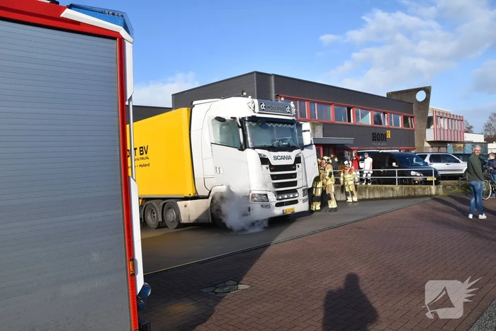Vrachtwagen vat vlam