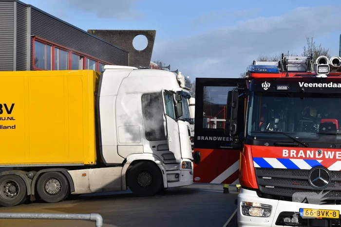 Vrachtwagen vat vlam