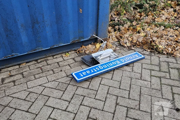Omgevallen boom beschadigd lantaarnpaal