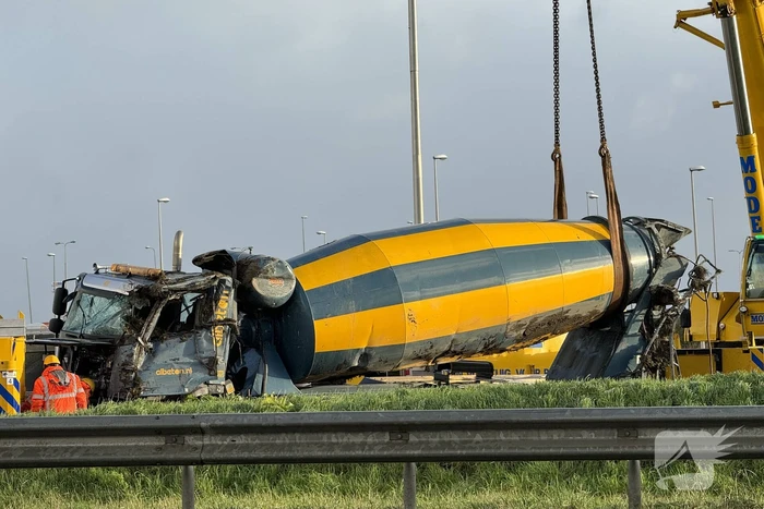 Berging gekantelde betonmixer in volle gang