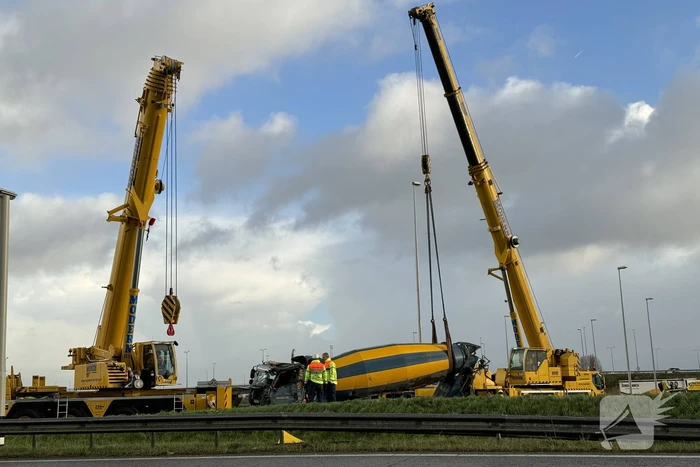 Berging gekantelde betonmixer in volle gang