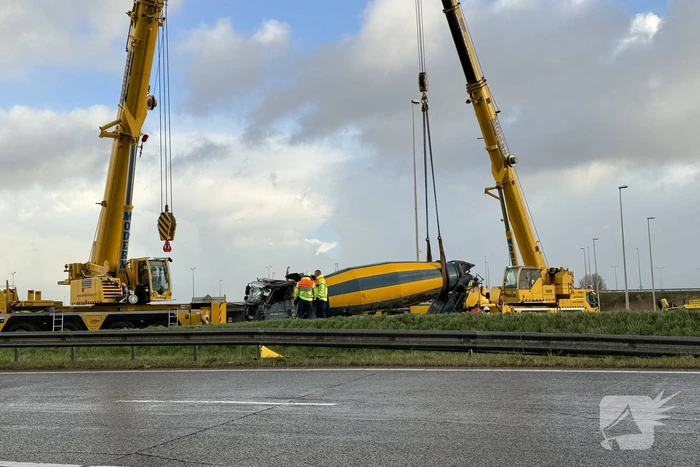 Berging gekantelde betonmixer in volle gang