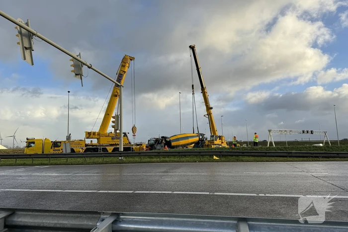 Berging gekantelde betonmixer in volle gang