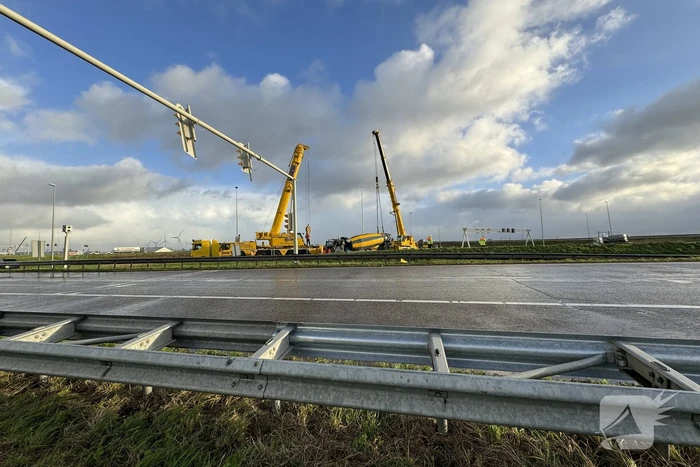 Berging gekantelde betonmixer in volle gang