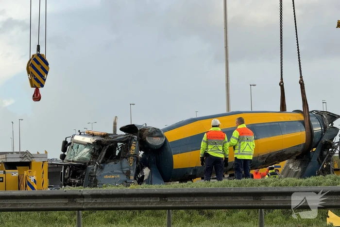 Berging gekantelde betonmixer in volle gang