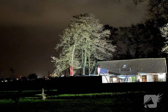 Zonnepanelen dreigen van aanbouw te waaien