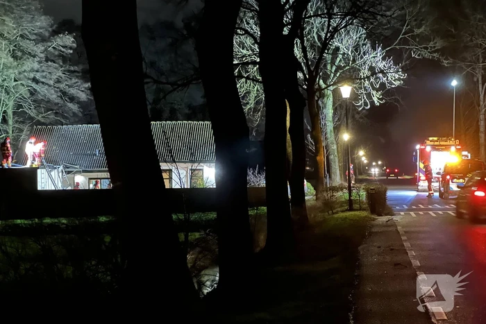 Zonnepanelen dreigen van aanbouw te waaien