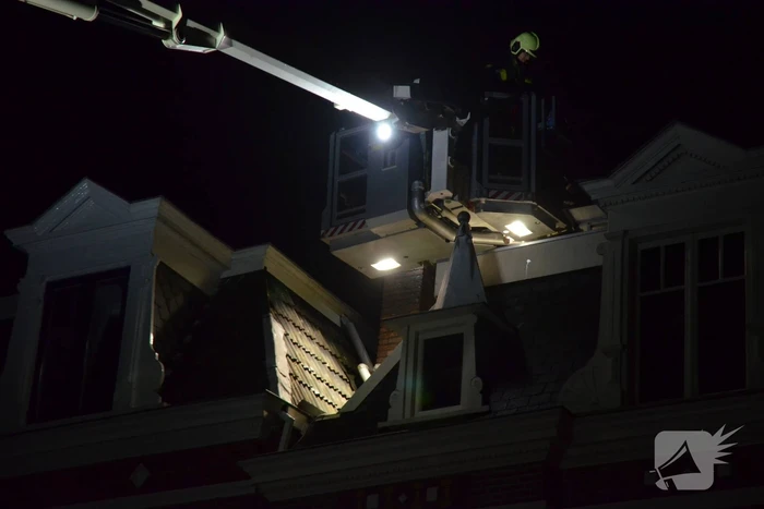 Brandweer ingezet voor stormschade bij twee woningen