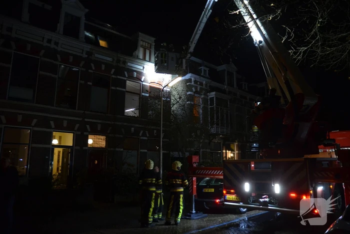 Brandweer ingezet voor stormschade bij twee woningen