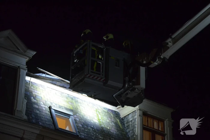 Brandweer ingezet voor stormschade bij twee woningen