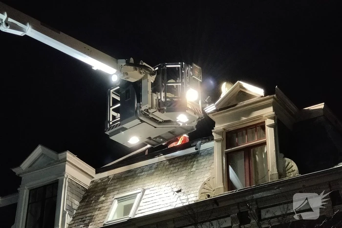 Brandweer ingezet voor stormschade bij twee woningen
