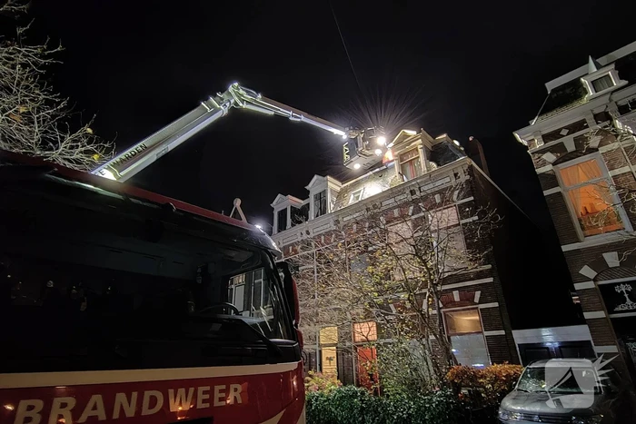 Brandweer ingezet voor stormschade bij twee woningen