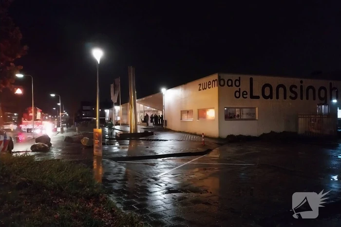 Zwembad ontruimd vanwege brand