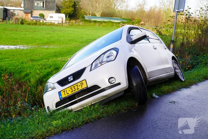 Automobilist zakt weg in berm en raakt bijna te water