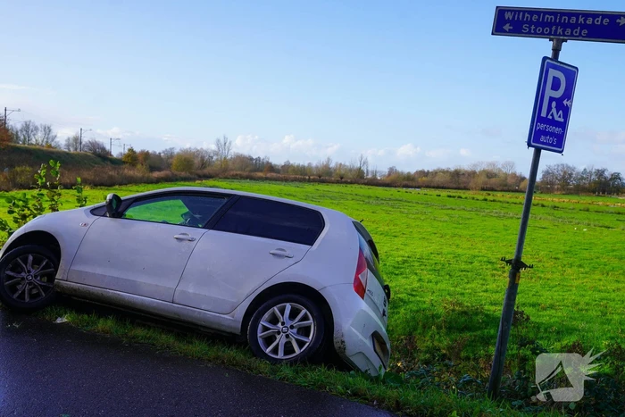 Automobilist zakt weg in berm en raakt bijna te water