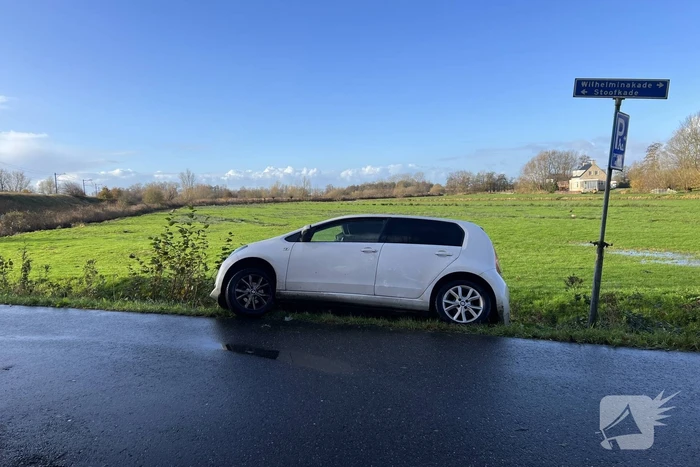 Automobilist zakt weg in berm en raakt bijna te water