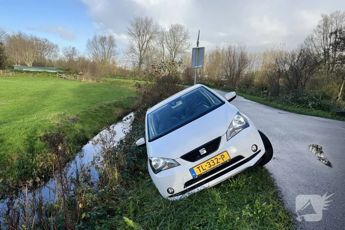 Automobilist zakt weg in berm en raakt bijna te water