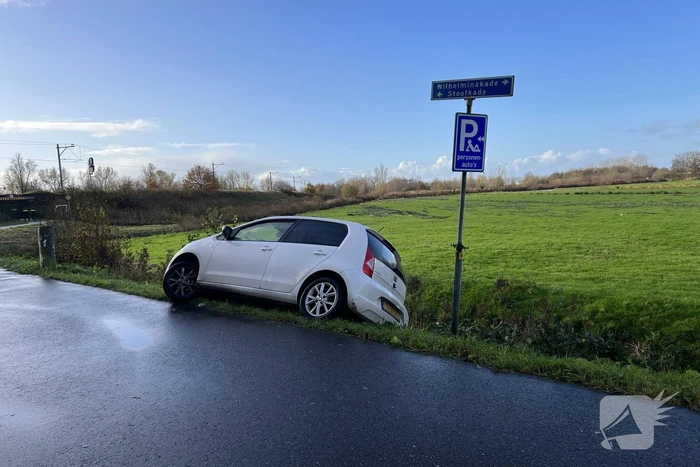 Automobilist zakt weg in berm en raakt bijna te water