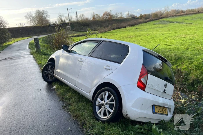 Automobilist zakt weg in berm en raakt bijna te water