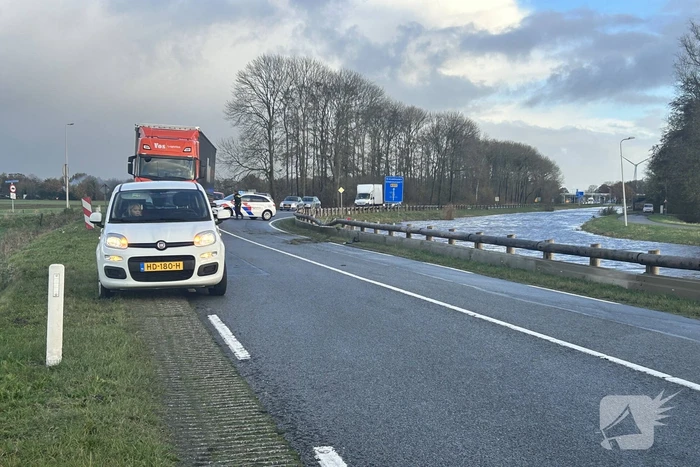 Bestelbus botst op vangrail