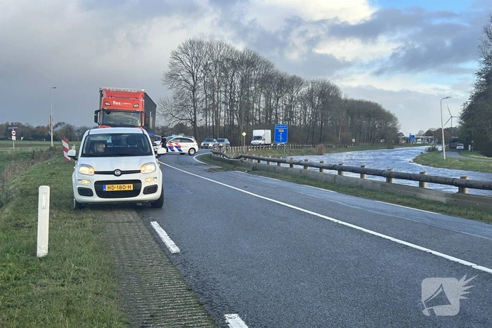 Bestelbus botst op vangrail