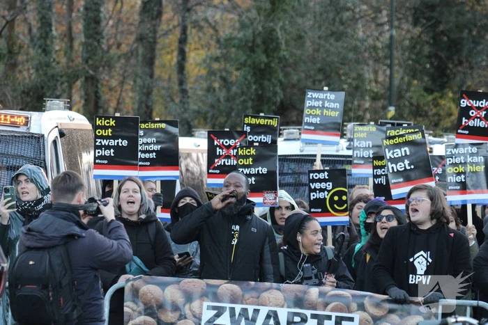 Veel politie aanwezig tijdens protest kick out zwarte piet bij intocht
