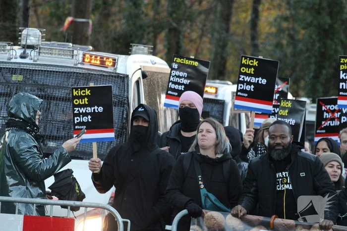 Veel politie aanwezig tijdens protest kick out zwarte piet bij intocht