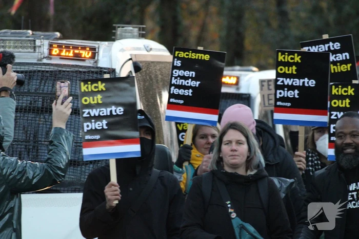 Veel politie aanwezig tijdens protest kick out zwarte piet bij intocht