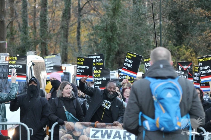 Veel politie aanwezig tijdens protest kick out zwarte piet bij intocht