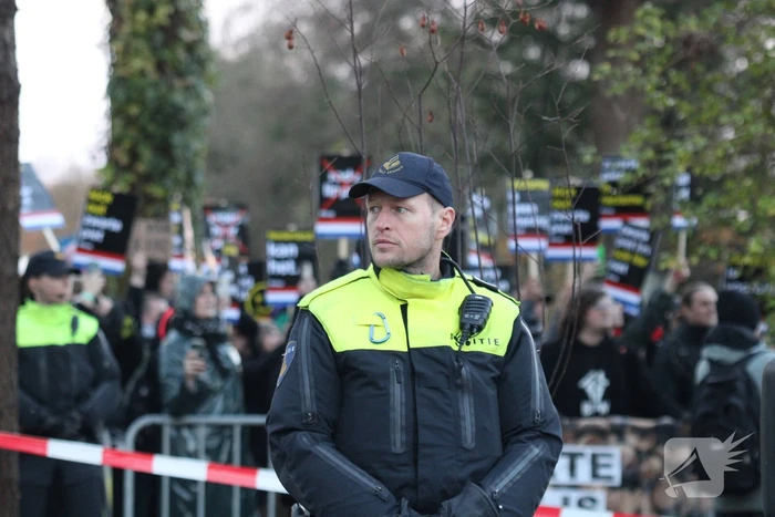 Veel politie aanwezig tijdens protest kick out zwarte piet bij intocht