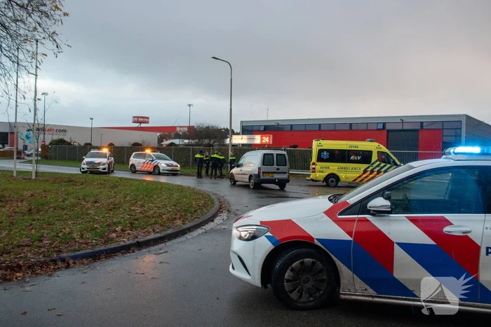 Fietser gewond bij aanrijding met bestelbus