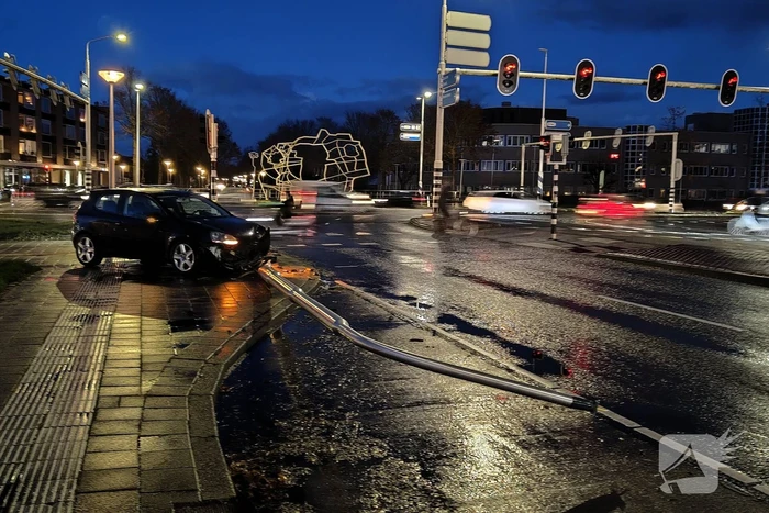 Automobilist rijdt lantaarnpaal omver