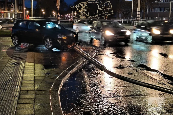 Automobilist rijdt lantaarnpaal omver