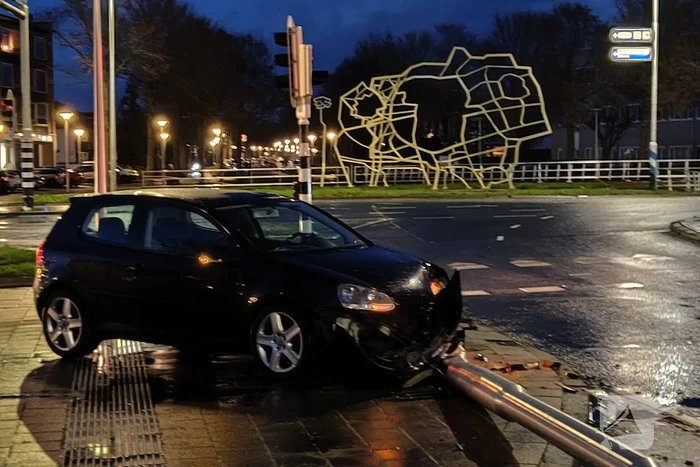 Automobilist rijdt lantaarnpaal omver