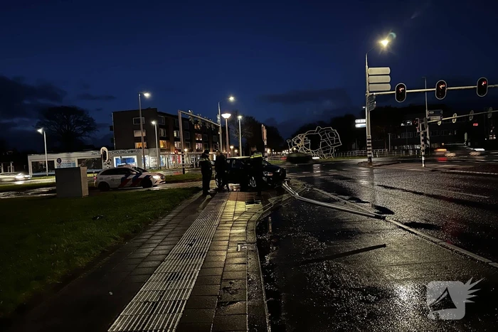 Automobilist rijdt lantaarnpaal omver
