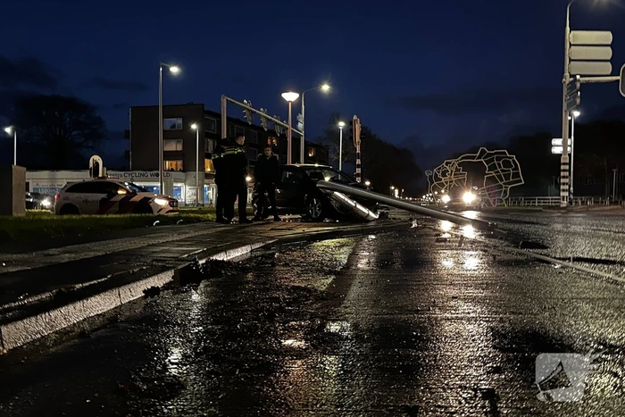 Automobilist rijdt lantaarnpaal omver