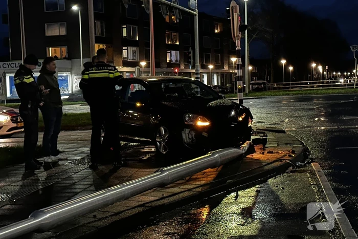 Automobilist rijdt lantaarnpaal omver