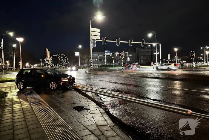 Automobilist rijdt lantaarnpaal omver