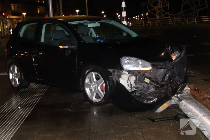 Automobilist rijdt lantaarnpaal omver