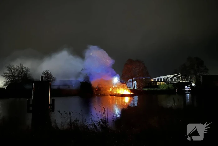 Boot volledig verwoest door uitslaande brand