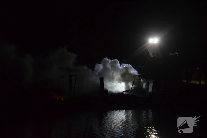 Boot volledig verwoest door uitslaande brand