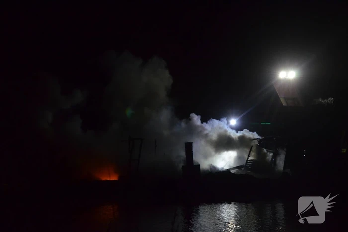 Boot volledig verwoest door uitslaande brand