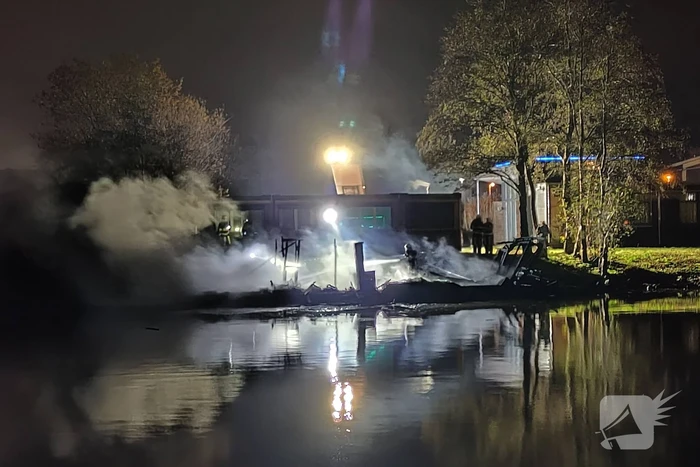 Boot volledig verwoest door uitslaande brand
