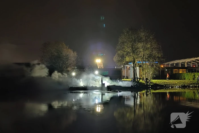 Boot volledig verwoest door uitslaande brand