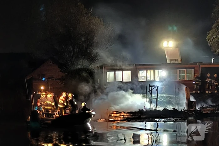 Boot volledig verwoest door uitslaande brand