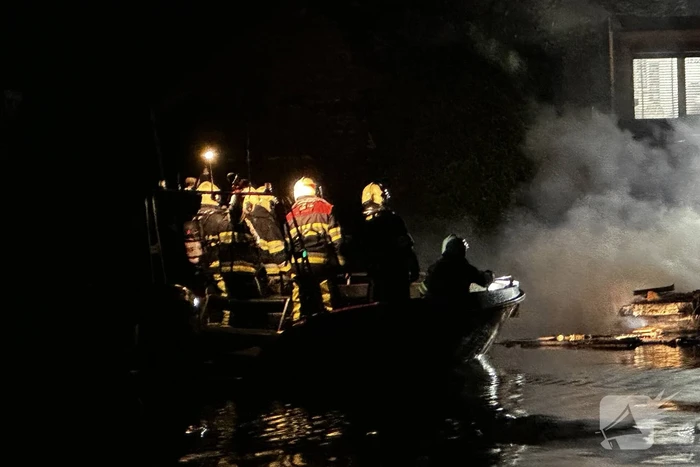 Boot volledig verwoest door uitslaande brand