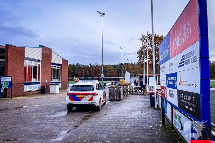 Traumahelikopter landt op voetbalveld