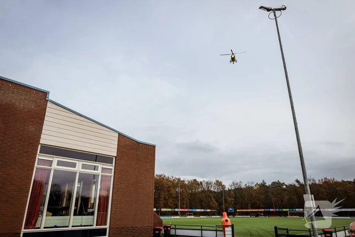 Traumahelikopter landt op voetbalveld