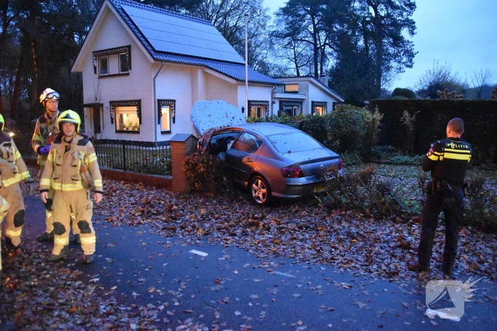 Automobilist verliest macht over stuur en belandt in tuin