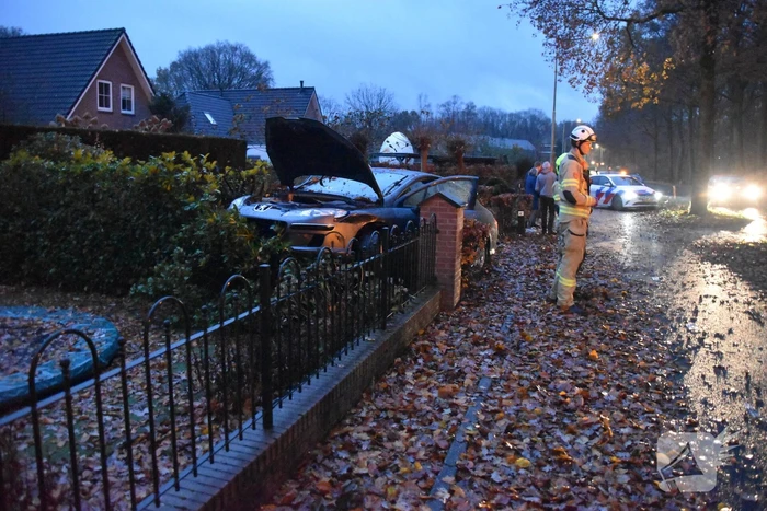 Automobilist verliest macht over stuur en belandt in tuin